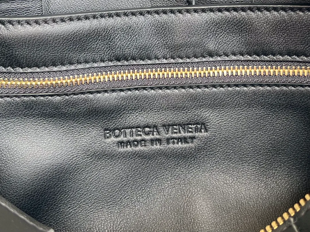 #B家 New model is coming! 709360 BRICK CASSETTE armpit bag, the traditional woven logo is instantly recognizable✅ Large grid weaving has always been fashionable, and the armpit bag is even more fashionable and foreign-style. Elegant big brick 🧱 Sheepskin material is light and comfortable, with a huge sense of capacity and space. Dark layer inside. Practical interior and fashionable appearance design. Durability and temperament coexist. Elegant big brick. Come and plant the same underarm bag from star Zhou Yutong! Dimensions: 28x14x10